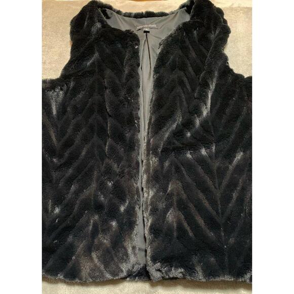 Signature Studio Super Soft Faux Fur Black Vest Medium NWOT - Picture 4 of 9